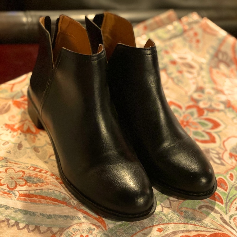 New! Adrienne Vittadini Truma Booties. Size 7.5